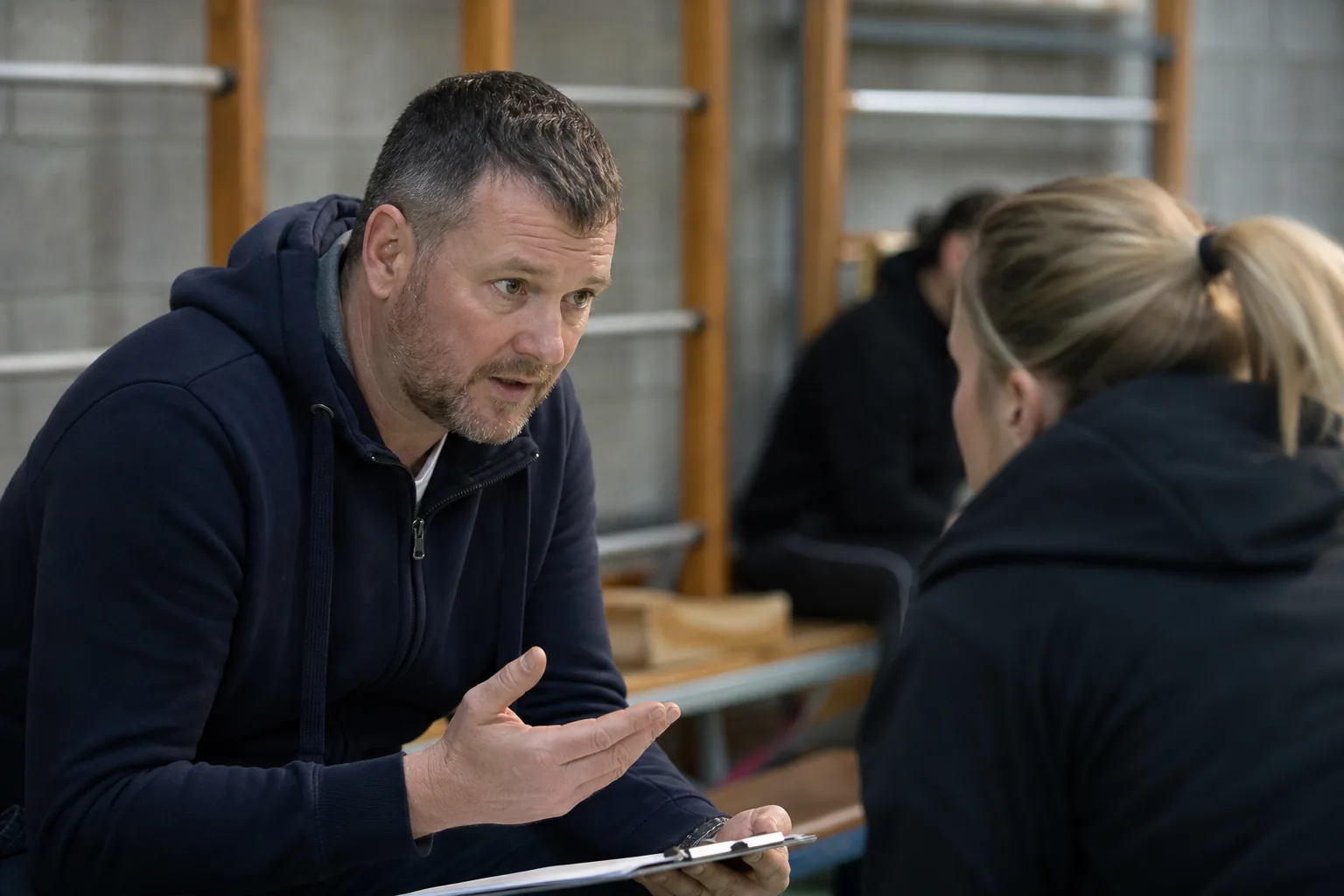 Een Nederlandse sportclub of leslokaal. Beeld bij het artikel: Wanneer zet je de volgende stap in de meldcode en wat leg je daarover vast?