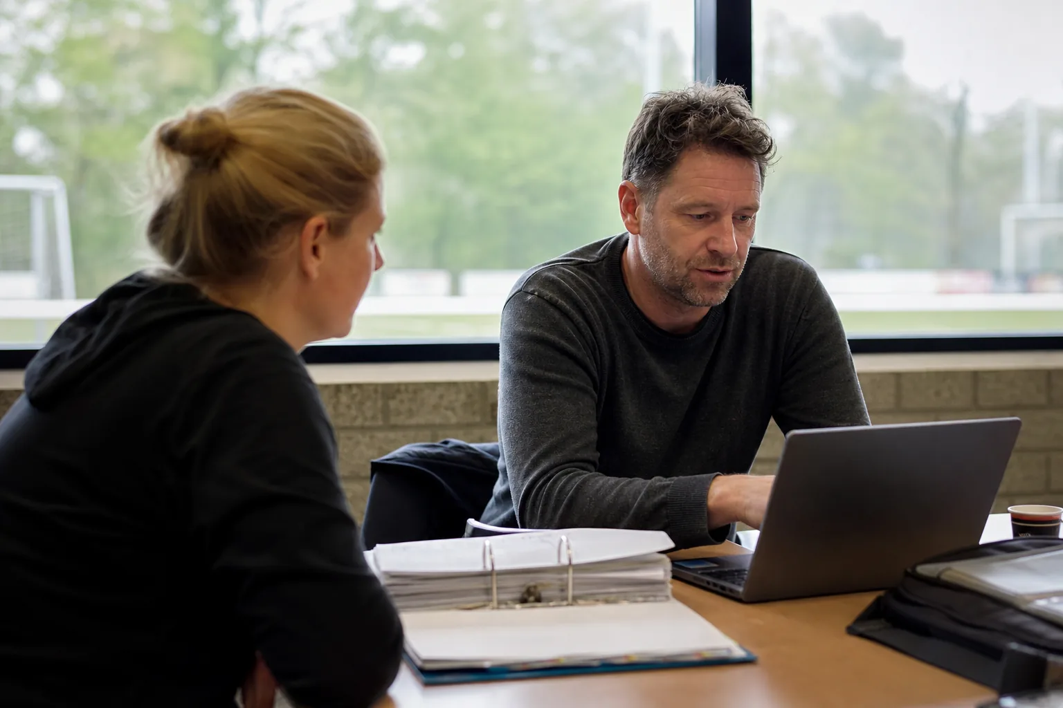 Een Nederlandse sportclub of leslokaal. Beeld bij het artikel: Kun je beter een ordner of gedeelde map blijven gebruiken of overstappen op dossiersoftware?